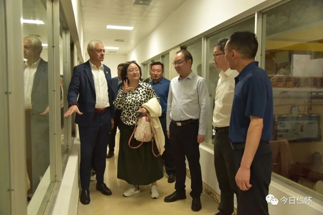 布鲁塞尔国际酒类大奖赛主席卜度安·哈弗莅仁考察酱香白酒产区建设-酒通社