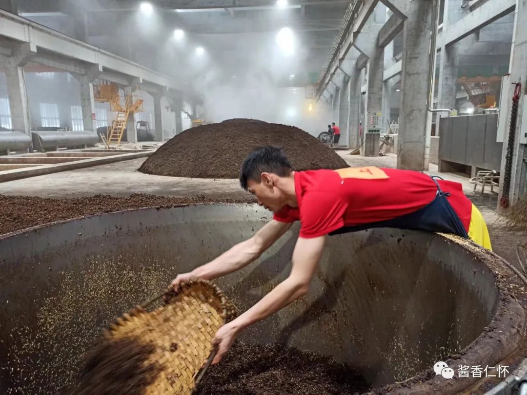 寰九酒业举行上甑比赛-酒通社