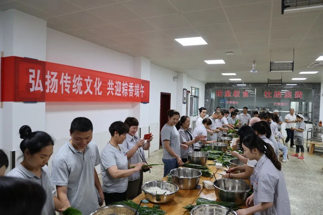 钓鱼台酒业开展端午节包粽子活动-酒通社