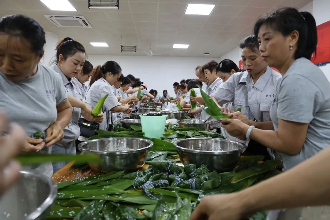钓鱼台酒业开展端午节包粽子活动-酒通社