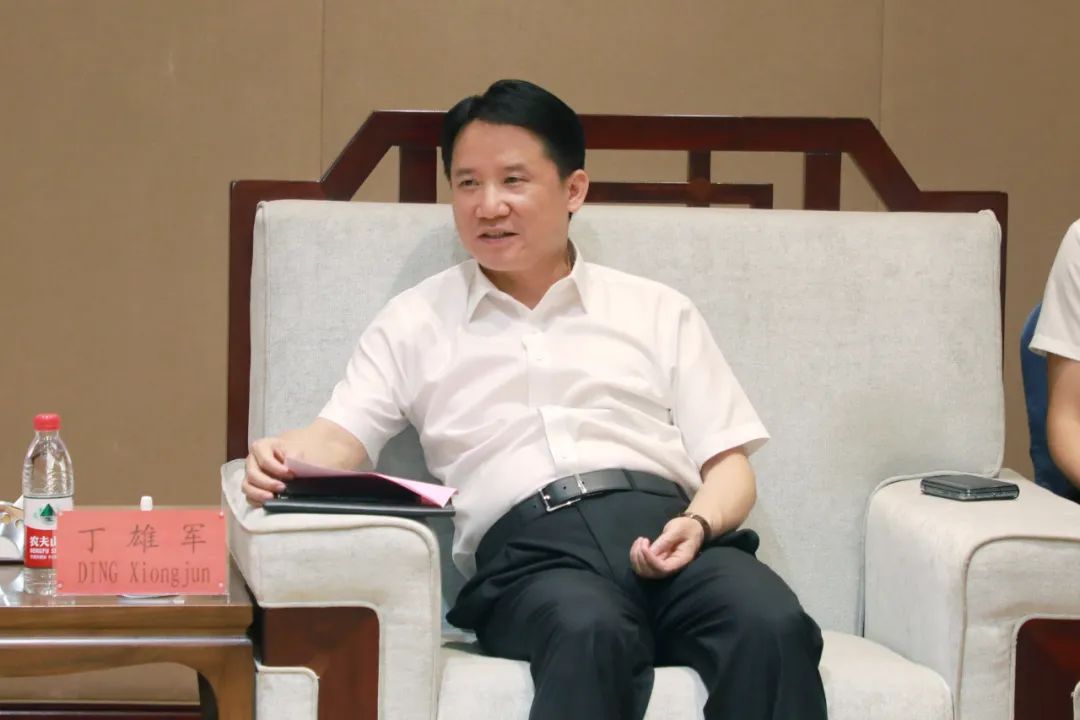 丁雄军会见英国48家集团俱乐部主席一行-酒通社