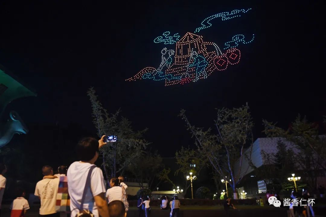 仁怀：1000台无人机表演点亮夜空-酒通社