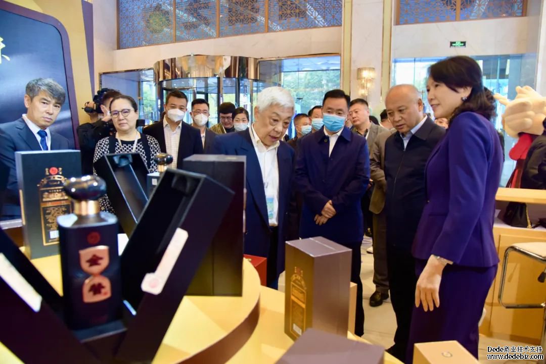 112915G31-0 聚焦春糖|刘员、刘进到仁怀酱香酒展区巡馆-酒通社